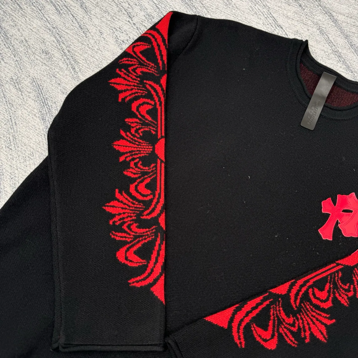 P550 Chrome Hearts 2025 wool patent leather sweater SIZE S/M/L (the only correct version on the market, patent lambskin, hand-stitched) The main body fabric is made of custom-woven and dyed cashmere blended yarn, 12-needle imported machine sesame base jacquard, which takes nearly 200 minutes. The chest cross leather is genuine patent leather sheepskin. The cross sheepskins are all hand-sewn. The labor cost is extremely high.